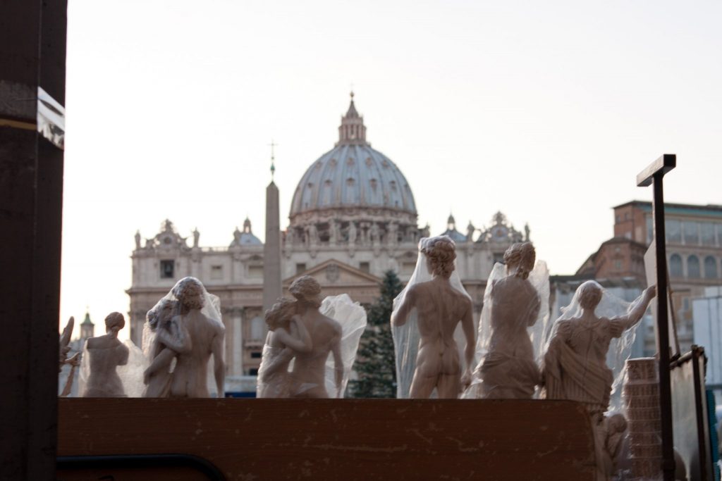 saint peter statues photo by gabriele gelsi